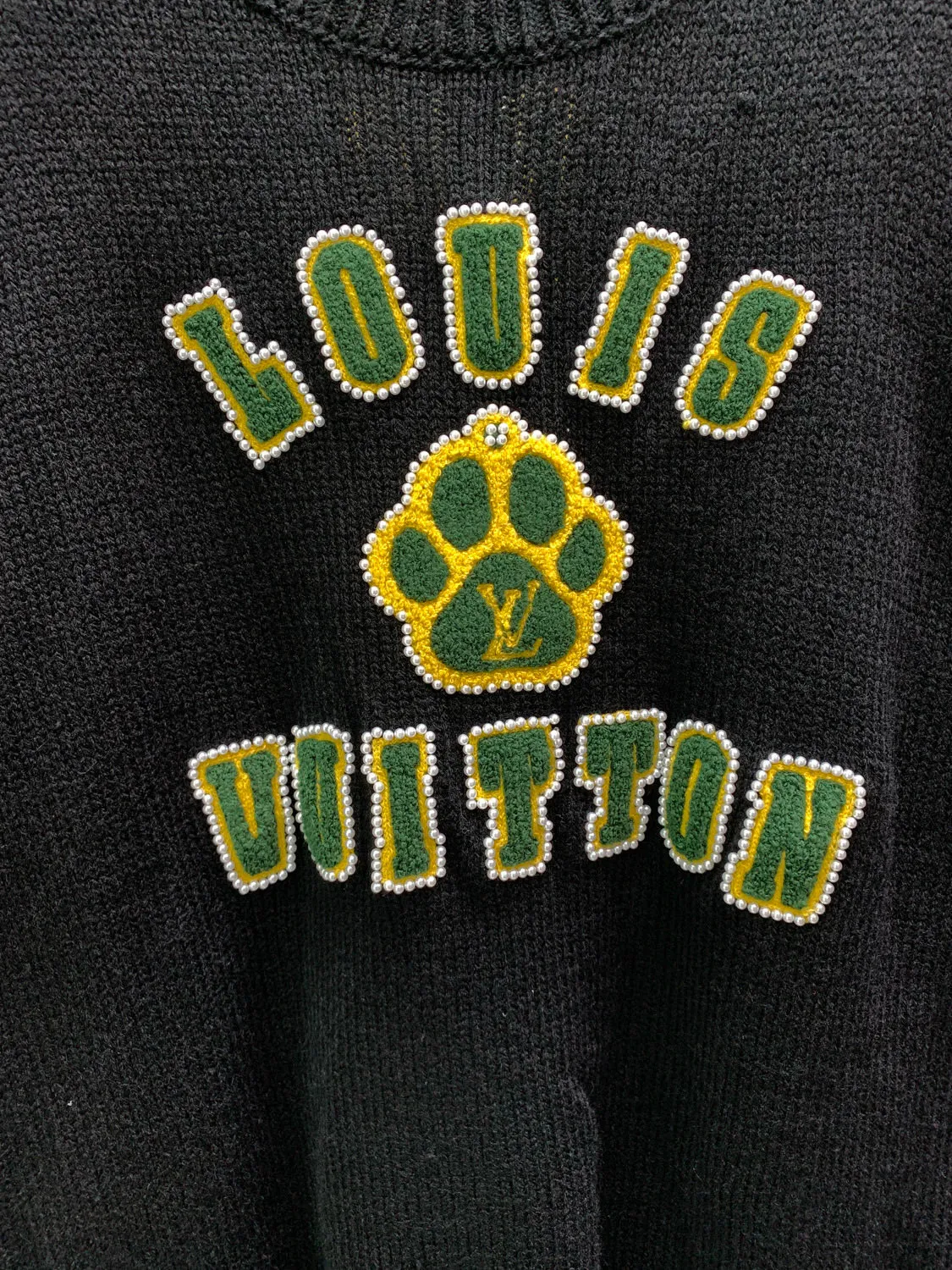 🅿️420 🀄️ Louis Vuitton's 2025 autumn and winter new knitted pullover. It is equipped with heavy-duty high-end personalized LOGO embroidery technology. The logo is surrounded by a circle of pearls. It is handmade. Unique design and meticulous workmanship. Perfect high-end customization. Made of 60% wool blended wool. The ribs are 26/2 1*1 stretch ribs. The fabric is dyed in the same vat. It feels very comfortable. The version design is avant-garde and fashionable. It adopts double waistcoat method. Stylish upper body, three-dimensional upper body, exquisite stitching, fine workmanship, very textured, same style as Internet celebrity stars, collar label, hang tag, wash mark, exclusive packaging bag, complete with three labels